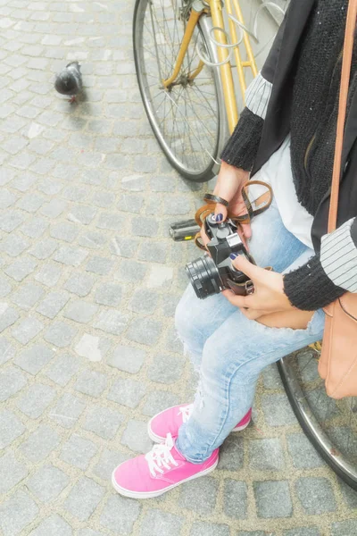 Linda Hembra Joven Con Cámara Fotos Aire Libre — Foto de Stock