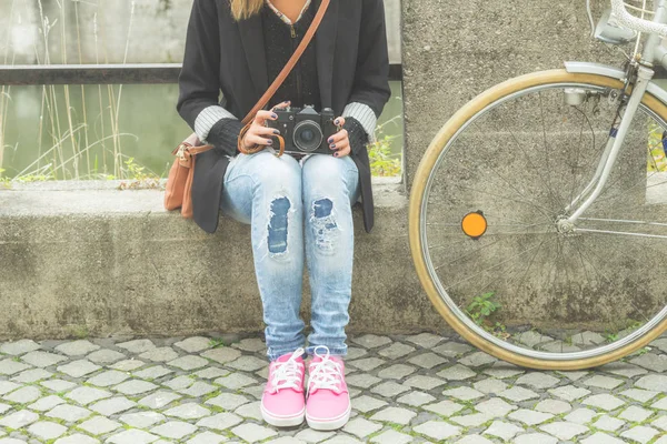 Söt Ung Kvinna Med Fotokamera Utomhus — Stockfoto