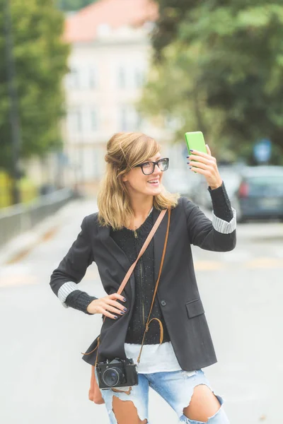 Giovane Donna Utilizzando Smartphone All Aperto — Foto Stock