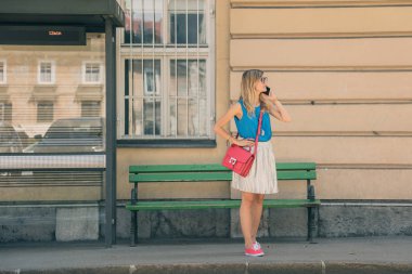 Evet ve şehirde otobüs bekliyor şirin kız.