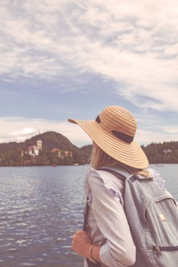 Güzel kız bir göl kıyısında poz.