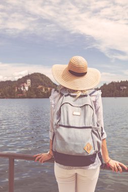 Güzel kız bir göl kıyısında poz.