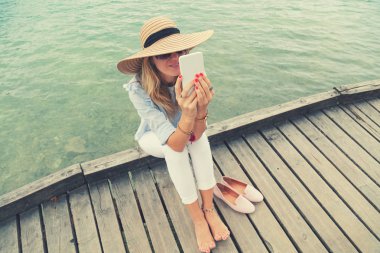 Gölde Smartphone kullanan kız.