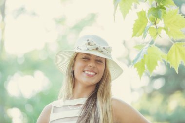 Şirin surat kadın kamera önünde poz.