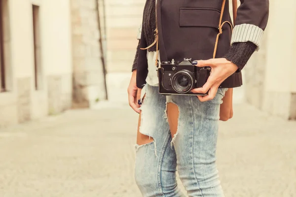Gadis Kota Dengan Kamera Retro Tua Berpose Jalan — Stok Foto