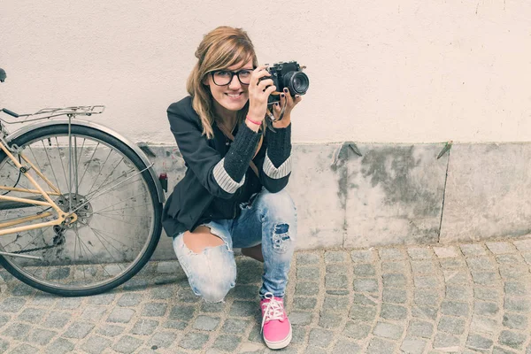 Ragazza Con Una Bicicletta Fotocamera Retrò Posa Sulla Strada — Foto Stock