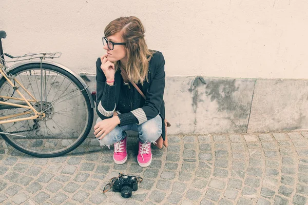 Ragazza Con Una Bicicletta Fotocamera Retrò Posa Sulla Strada — Foto Stock