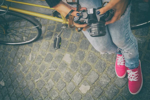 Chica Con Una Bicicleta Cámara Retro Posando Calle — Foto de Stock