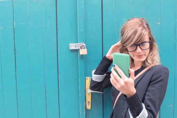 Mujer Linda Sosteniendo Teléfono Celular Entorno Urbano — Foto de Stock