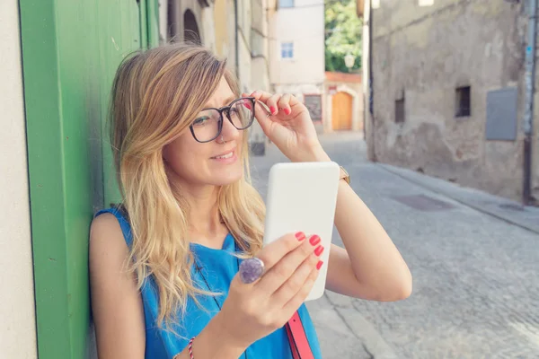 Mujer Linda Sosteniendo Teléfono Celular Entorno Urbano — Foto de Stock