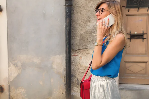 Bonito Urbano Moderno Menina Telefone — Fotografia de Stock