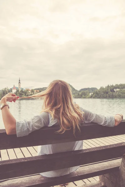 Giovane Donna Annoiata Seduta Una Panchina Guardando Paesaggio Lontano — Foto Stock