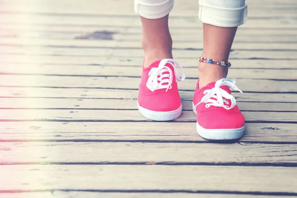 Detalj Kvinnliga Fötter Sneakers Medan Promenader Ett Trä Inlägg — Stockfoto