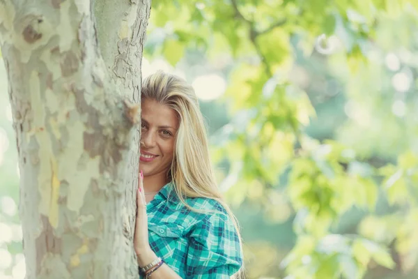 Menina Loira Sorridente Bonito Tocando Árvore Natureza — Fotografia de Stock