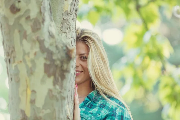 Carino Sorridente Ragazza Bionda Toccare Albero Natura — Foto Stock