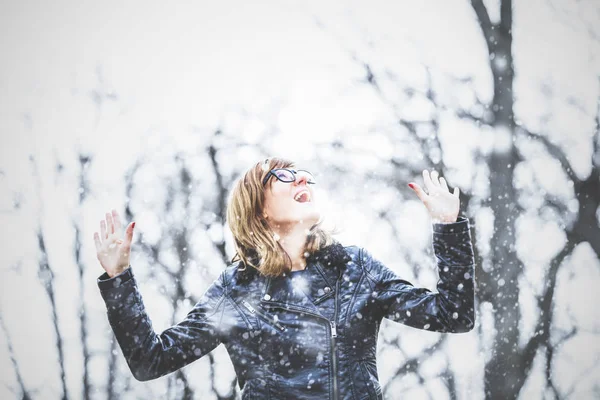 Schnee Fällt Und Niedliche Mädchen Fühlen Sich Glücklich Freien — Stockfoto