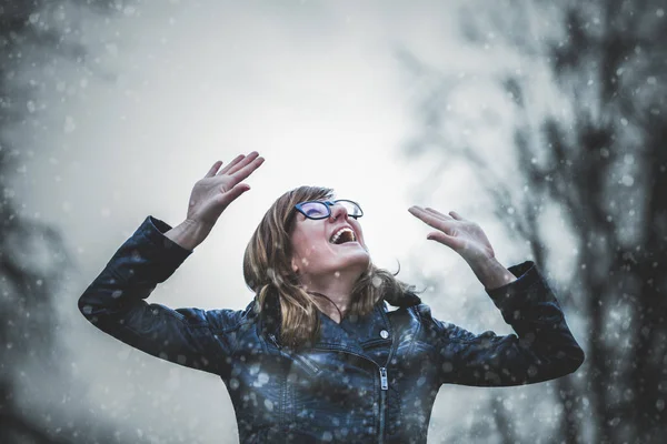 Χιόνι Πέφτει Και Χαριτωμένο Κορίτσι Αισθάνεται Ευτυχισμένος Εξωτερικούς Χώρους — Φωτογραφία Αρχείου