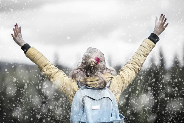 Chica Con Los Brazos Abiertos Esperando Nieve Naturaleza —  Fotos de Stock
