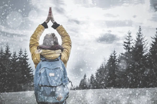 Κορίτσι Προσεύχεται Για Χιόνι Και Καλό Χειμώνα Φορές — Φωτογραφία Αρχείου