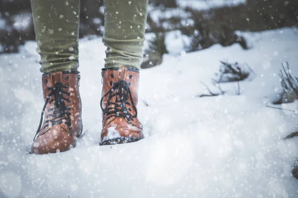 女孩在雪地上的靴子期待冬天 — 图库照片