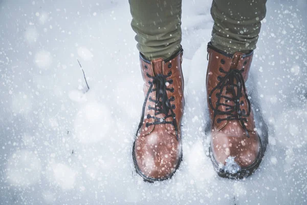 Mädchen Stiefeln Schnee Erwartet Winter — Stockfoto