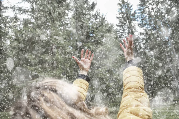 为雪和美好的冬天祈祷的女孩 — 图库照片