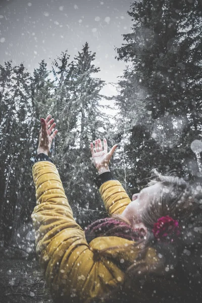 Fille Priant Pour Neige Les Bons Moments Hiver — Photo