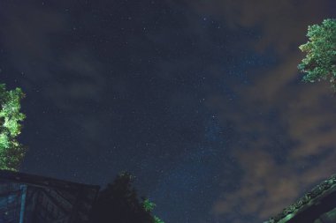 Samanyolu yıldız ile geniş lens fotoğrafı