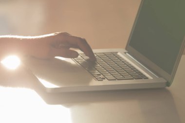 Erkek ellerini kucağına topaç klavye kullanarak. Optik odak üstünde belgili tanımlık klavye olduğunu.