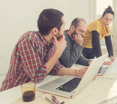 Bir grup genç insan / Mimarlar ufak bir ofiste yaratıcı olmak.