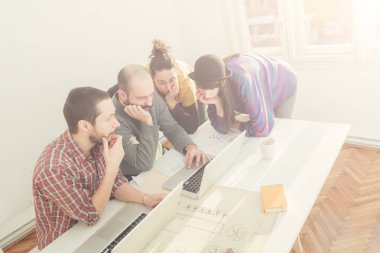 Bir grup genç insan / Mimarlar ufak bir ofiste yaratıcı olmak.