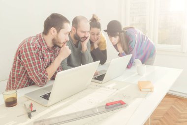 Bir grup genç insan / Mimarlar ufak bir ofiste yaratıcı olmak.