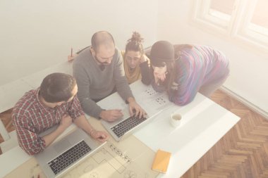 Bir grup genç insan / Mimarlar ufak bir ofiste yaratıcı olmak.