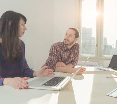 Bir grup genç insan / Mimarlar ufak bir ofiste yaratıcı olmak.