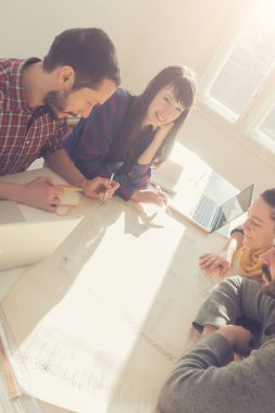 Bir grup genç insan / Mimarlar ufak bir ofiste yaratıcı olmak.