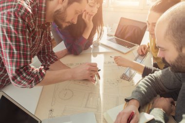 Bir grup genç insan / Mimarlar ufak bir ofiste yaratıcı olmak.