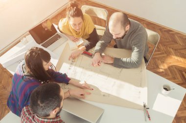 Bir grup genç insan / Mimarlar ufak bir ofiste yaratıcı olmak.