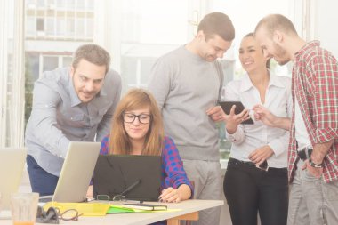 Gençlerin grup ofiste çalışan sıradan.