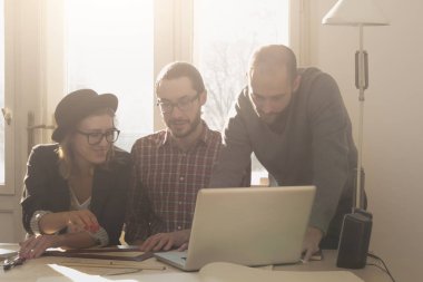 Bir grup genç insan / Mimarlar ufak bir ofiste yaratıcı olmak.