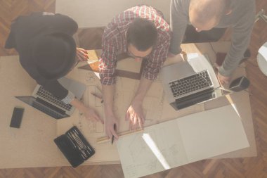 Bir grup genç insan / Mimarlar ufak bir ofiste yaratıcı olmak.