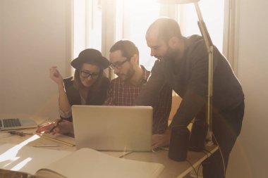 Bir grup genç insan / Mimarlar ufak bir ofiste yaratıcı olmak.