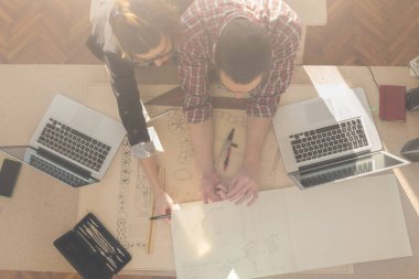 Bir grup genç insan / Mimarlar ufak bir ofiste yaratıcı olmak.