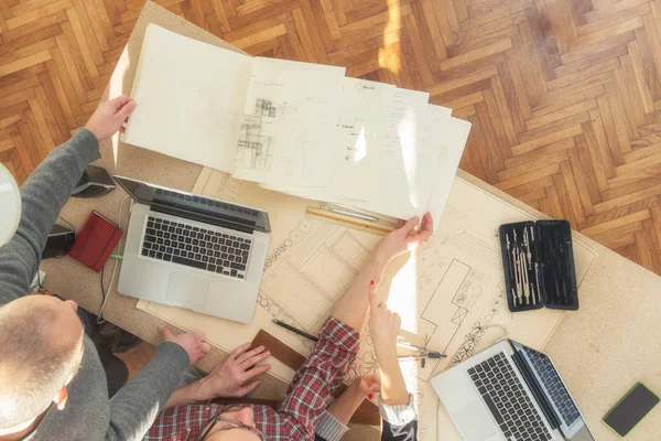 Grupo Jóvenes Discutiendo Planes Negocios Con Ordenadores Portátiles Planes Una — Foto de Stock