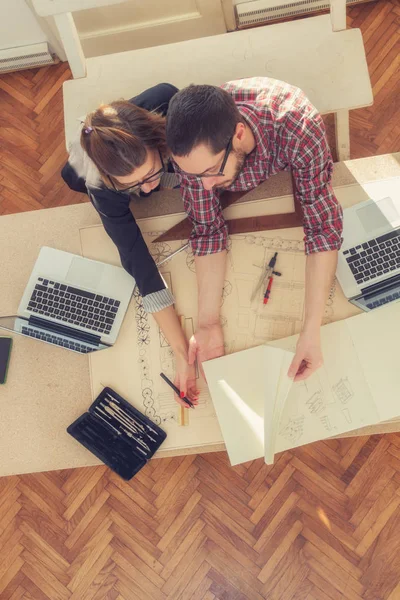 Grupo Jóvenes Discutiendo Planes Negocios Con Ordenadores Portátiles Planes Una — Foto de Stock