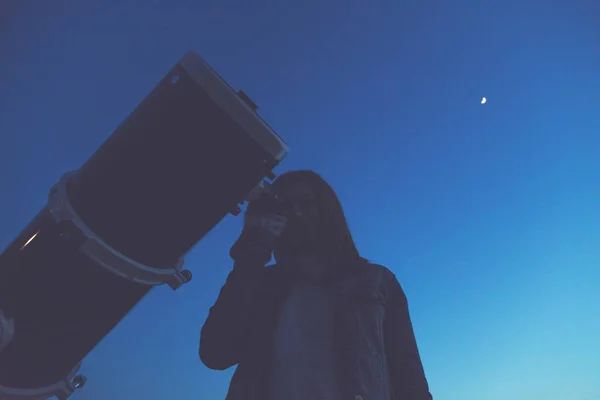Mädchen Blickt Durch Ein Teleskop Den Sternen — Stockfoto