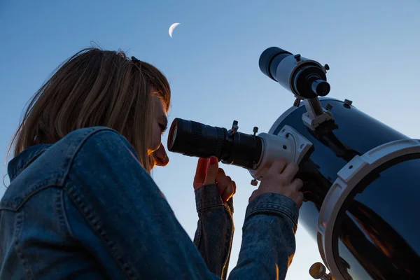 Ragazza Che Guarda Luna Attraverso Telescopio — Foto Stock