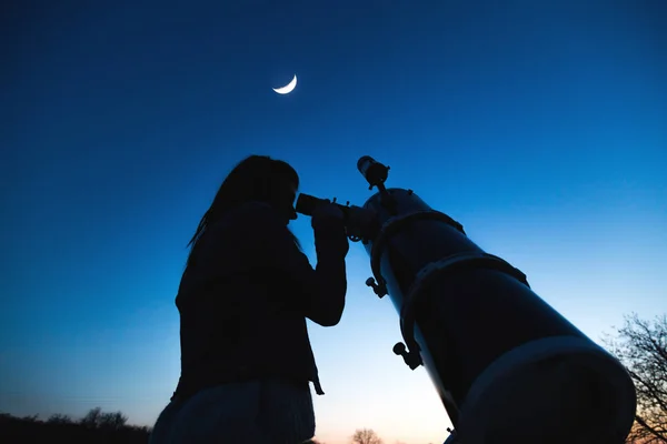 Bir Teleskopa Seyir Kız — Stok fotoğraf