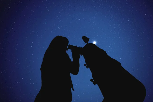 Chica Mirando Las Estrellas Través Telescopio — Foto de Stock