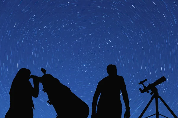 Pareja Mirando Las Estrellas Con Telescopios —  Fotos de Stock