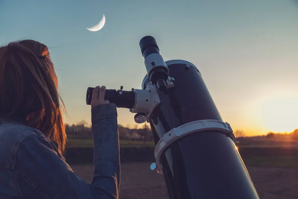 Κορίτσι Κοιτάζοντας Φεγγάρι Μέσα Από Ένα Τηλεσκόπιο — Φωτογραφία Αρχείου